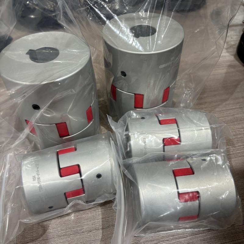 Tipo di set di viti con inserto a ragno in PU con accoppiamento per albero a ganascia in lega di alluminio con sede per chiavetta personalizzata per robot